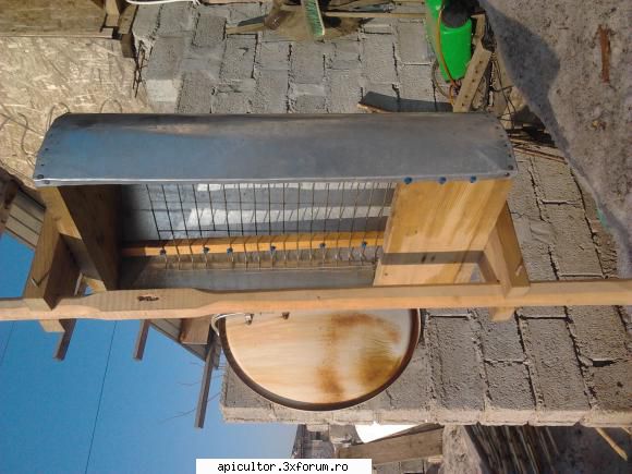 Extractor cu o rama - a-V-a :) am folosi o coporie de coasa ca si ax - EXTRACTOARE MIERE