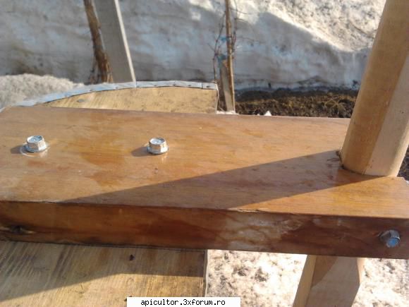 Extractor cu o rama - din filmulet si din pozele de la mine eu cred ca - EXTRACTOARE MIERE