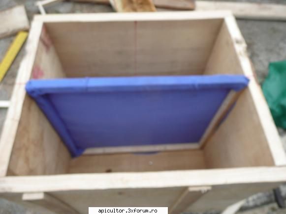 Iernarea reginelor de rezerva - Montarea diafragmelor din material - CRESTEREA MATCILOR