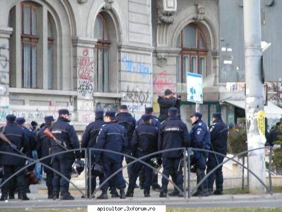 Revolutie ori involutie? - Jandarmii pot tine in frau? Oamenii? - TROMPETA CU MOSOR