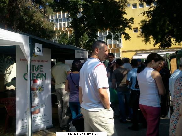 Targ apicol septembrie 2011 - Pe undeva prin zona era si Janese si Prisecaru - TARGURI APICOLE