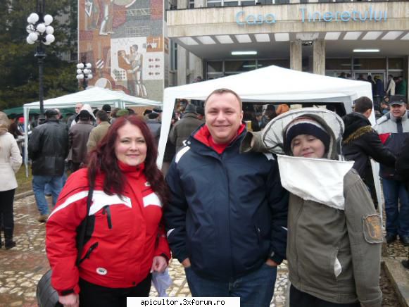 Targul Mierii-Campina 2011 - bine ca am gasit masca pt copil...pentru ca - TARGURI APICOLE