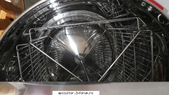 Vand centrifuga 4 rame inox alimentar. - foto cu interiorul cuvei - VANZARI ECHIPAMENTE APICOLE
