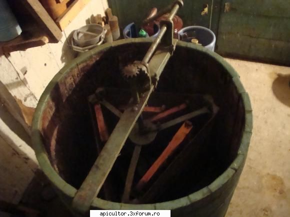 Vand centrifuga lemn, stupi si bidoane aluminiu - Am de vanzare centrifuga de - VANZARI ECHIPAMENTE APICOLE
