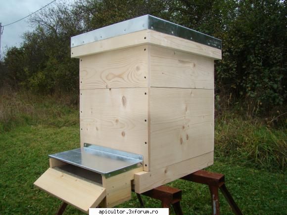 colector de polen - Montata pe un stup - COLECTOARE POLEN